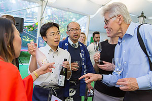 在チェコ各国商工会が主催する文化紹介イベントで来場者に日本酒を紹介