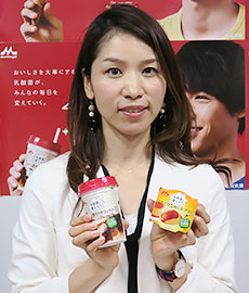 1日には本社で新ブランド「乳酸菌と暮らそう」 をお披露目。さまざまな気分や喫食シーンで"ちゃっかり"シールド乳酸菌を摂取できる