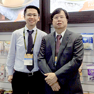 家會香食品創業者の黄志明氏（右）と次代担う息子の俊樺氏