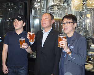 店内でクラフトビールを手にする（左から）三浦太浩ヘッドブリュワー、布施孝之社長、和田徹社長