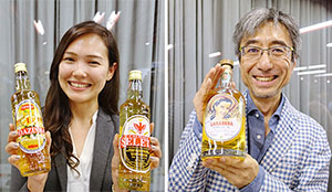 セレッタとボアジーニャを紹介した荒井商事の古川マユミ氏（左）、日本未発売の商品を手にする麻生雅人氏