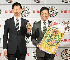 キリンビールの川崎篤史マーケティング部主務（左）と香川照之