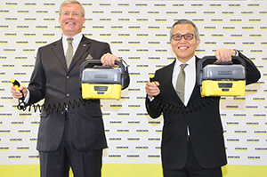 新商品を手に笑顔を見せるハルトムート・イエナーCEO（左）と佐藤八郎ケルヒャージャパン社長