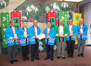 富田清治理事長（左から3人目）と大村秀章愛知県知事（中央）