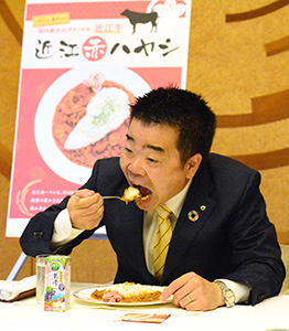 試食する三日月大造滋賀県知事