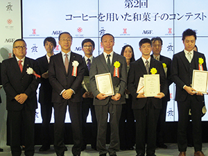 石川裕副社長（前列左端）と品田英明社長（同左から2人目）、グランプリを受賞した京増正己氏（同右から2人目）
