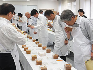 出品された味噌の色、香り、味、組成を審査採点する審査員