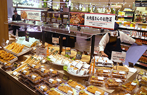 鮮魚、精肉部門による惣菜化した商品は島陳列で集めて訴求