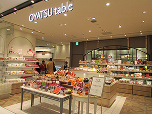 10月5日開店の自主編集「おやつテーブル」は、百貨店流駄菓子屋をコンセプトに約400種類を販売