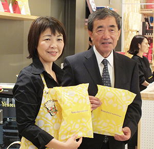 松本晃会長（右）と鎌田由美子本部長