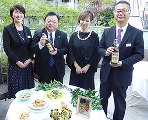 左から大貫朋美主管、鈴木俊久リーダー、パンツェッタ喜久子氏、森川聡部長