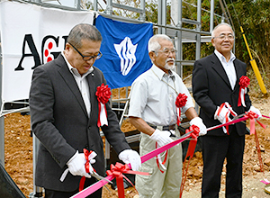 左から石川裕取締役副社長、吉玉誠一代表、大久保明伊仙町長