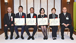 第26回受賞会社（左からイズミ、伊藤忠食品、森永製菓、マロニー）と選考委員