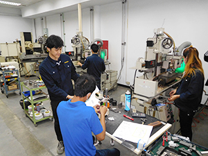 岡本和大金型部部長（左端）は、ボランティアの経験を現地スタッフの教育に生かしている