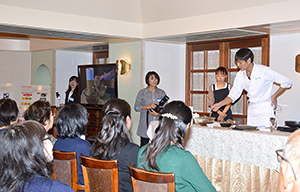 笠原将弘氏が本みりんを使ったオリジナル料理を実演調理した