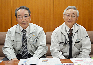「愚直に改革を続ける」という金田憲治村長（左）と宮島俊明副村長