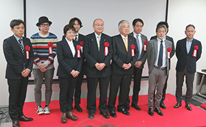 日本食糧新聞社の今野正義会長が委員長、日本アクセスの田中茂治会長が副委員長（中央）など食のプロ計10人が審査した