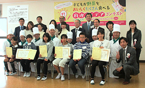 表彰式後の記念撮影。最後列右端が冨田博之社長