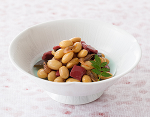 滋賀県産大豆、琵琶湖産小エビ、赤コンニャク、近江牛を使用した「赤こんにゃくえび豆」
