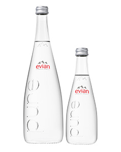 「エビアン グラスボトル750ml」（左）と3月中旬発売予定の「同330ml」