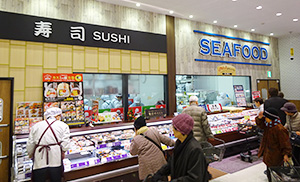 鮮魚部門の刺し身と惣菜部門の寿司を初めて隣接して配置