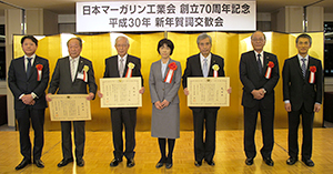 農林水産大臣感謝状が授与された（左から）吉村直樹副会長、大池弘一副会長、戸田信之元会長