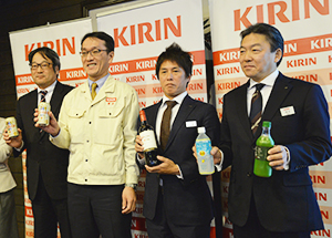 左から濱本伸一郎統括本部長、櫻井隆工場長、佐藤秀樹支店長、明月岳人社長