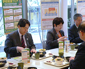 職員食堂で林芳正文部科学大臣（左）と会食