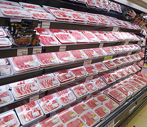 精肉では、豚肉と一部の牛肉でアウトパック商品を導入し、店内作業を軽減
