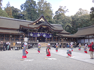 ト定祭で行われた三輪大神神社本殿前でのそうめん踊りの奉納