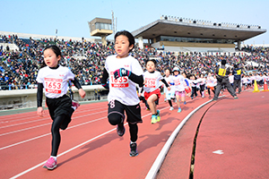 阪急オアシス エスビー食品 大阪でちびっ子健康マラソン開催 小学生2393人が快走 日本食糧新聞電子版