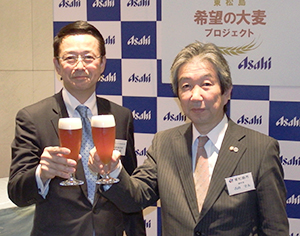 「希望の大麦エール2018」で乾杯する加賀美昇アサヒGHD取締役（左）と古山守夫副市長