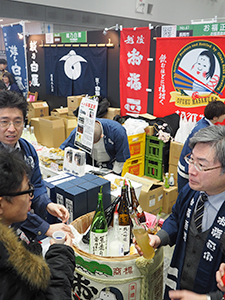 会場では試飲チケットを購入すると約500種類の日本酒が飲み放題に