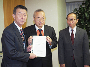 篠田昭新潟市長（左）に提言書を手渡す池田弘理事長（中央）と武本俊彦座長
