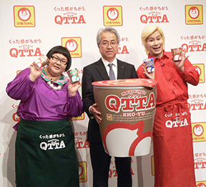 イベントに出席した沖斉常務（中央）と1日店長を務めたお笑い芸人コンビ、メイプル超合金