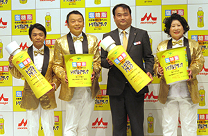 新商品をPRする中川家の2人と高見澤裕己森永乳業マーケティング統括部長、あき竹城（左から）