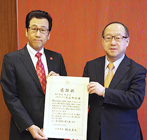 秋元克広札幌市長（左）と丸谷智保セコマ社長