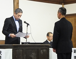 増田徳兵衞理事長（左）から賞状を受け取る永年勤続表彰の代表者