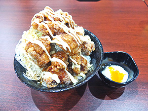 てりたま鬼盛りすたみな唐揚げ丼（830円・税込み）