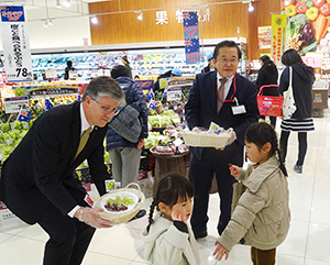 積極的にアピールする鈴木芳知社長（右）とデイビッド・ローソン総領事