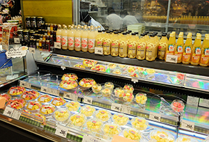ユニー初の店内加工のカットサラダを提供する直営食品売場「フードマーケット」