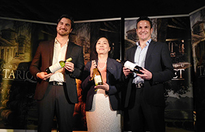 新商品を手に持つ森本真紀ワイン事業部部長（中央）とレミー・グラッサ氏（左）、アルミン・グラッサ氏（右）