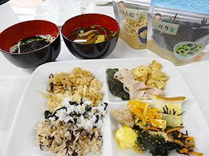 新発売する「くみこばぁばの乾物ご飯」（右上）とその乾物で作った試食品の数々