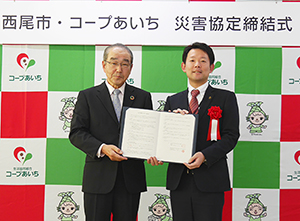 災害協定締結式。夏目有人コープあいち理事長（左）と中村健西尾市長