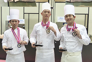 左から準優勝の中野克浩氏、優勝した光畑滋充氏、第3位の山元雄太氏
