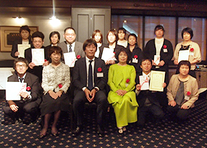 前列左2人目から小島真由美氏、川口晋社長、金谷節子氏と受賞者