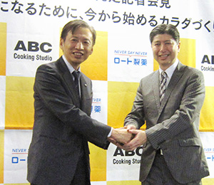 山田邦雄ロート製薬代表取締役会長兼CEO（左）と松谷正輝ABCクッキング社長