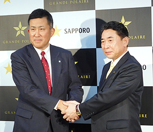 握手する高島英也社長（左）と池田達雄北斗市長