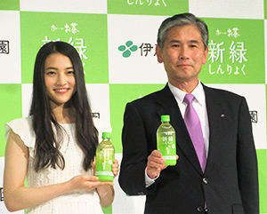 「新緑」を手にする社三雄専務取締役（右）と久保田紗友