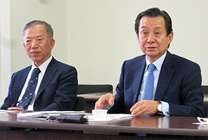 西野豊秀専務理事（左）と横山敬一会長